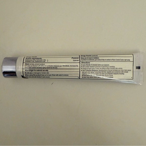 Meaningful Beauty Cindy Crawford Skin Brightening Décolleté and Neck Treatment - Picture 4 of 4